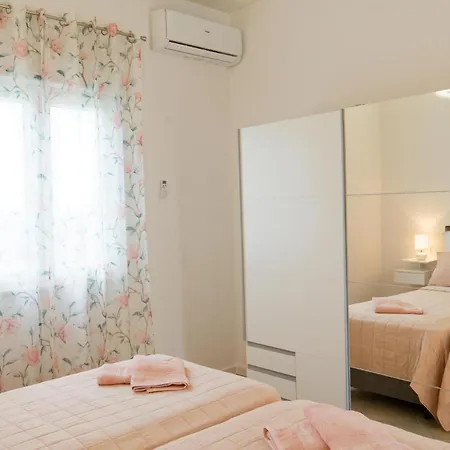 Mary - Spacious With Private Pool And Garden