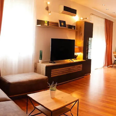 Apartment Mary - Spacious With Private Pool And Garden Kastela