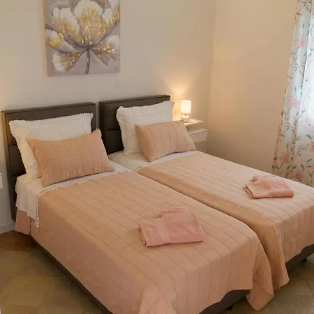 Mary - Spacious With Private Pool And Garden Apartment