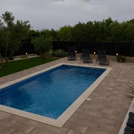 Mary - Spacious With Private Pool And Garden Apartment *
