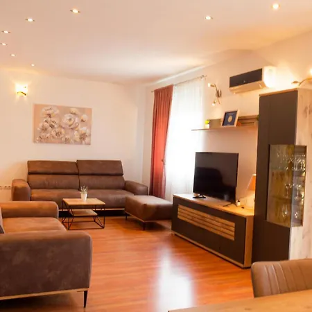 Mary - Spacious With Private Pool And Garden Apartment Kastela