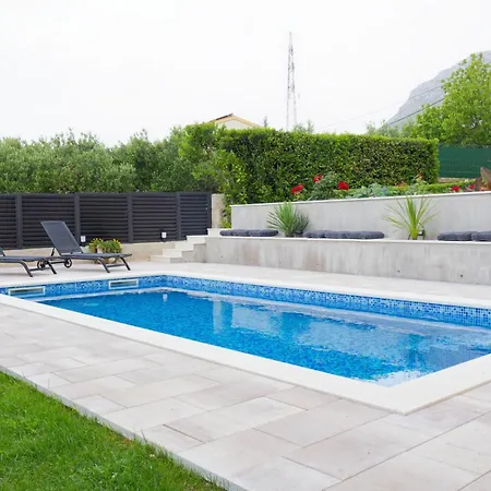 Mary - Spacious With Private Pool And Garden Apartment Kastela