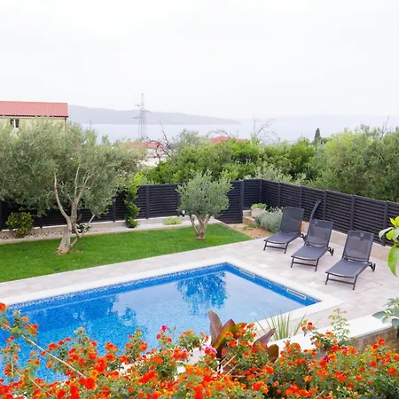 Mary - Spacious With Private Pool And Garden Kastela