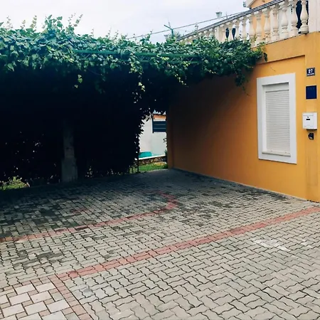 Apartment Mary - Spacious With Private Pool And Garden