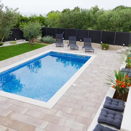 Mary - Spacious With Private Pool And Garden