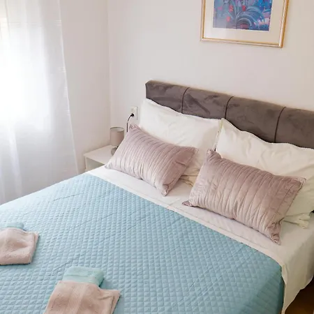 Apartment Mary - Spacious With Private Pool And Garden