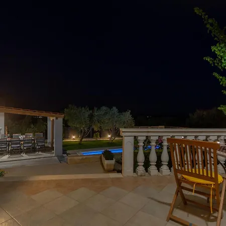 Mary - Spacious With Private Pool And Garden *