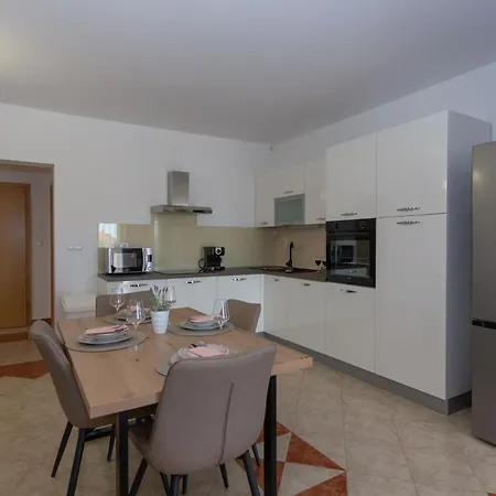 Mary - Spacious With Private Pool And Garden Kastela