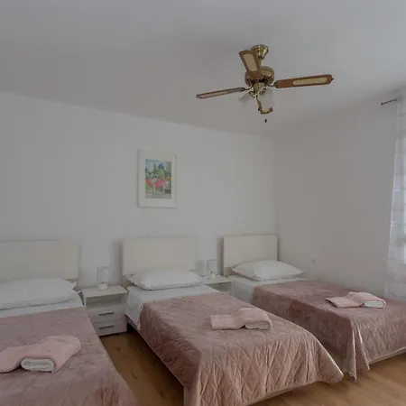 Apartment Mary - Spacious With Private Pool And Garden Kastela