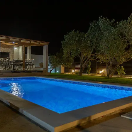 Apartment Mary - Spacious With Private Pool And Garden Kastela