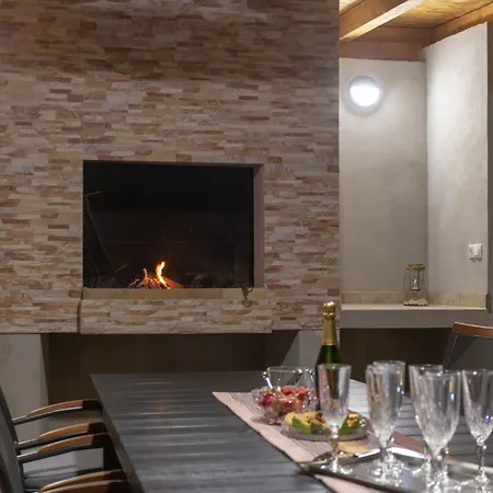 Mary - Spacious With Private Pool And Garden Apartment Kastela