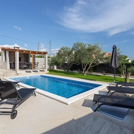 Mary - Spacious With Private Pool And Garden *