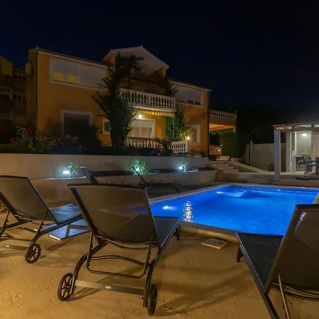 Apartment Mary - Spacious With Private Pool And Garden *