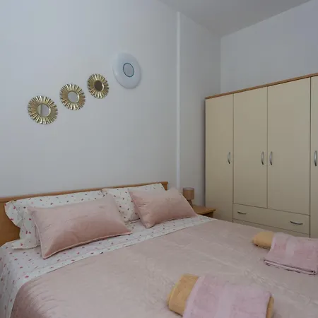 Mary - Spacious With Private Pool And Garden Apartment