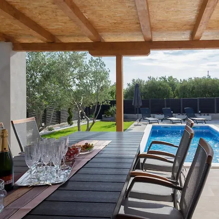Mary - Spacious With Private Pool And Garden *