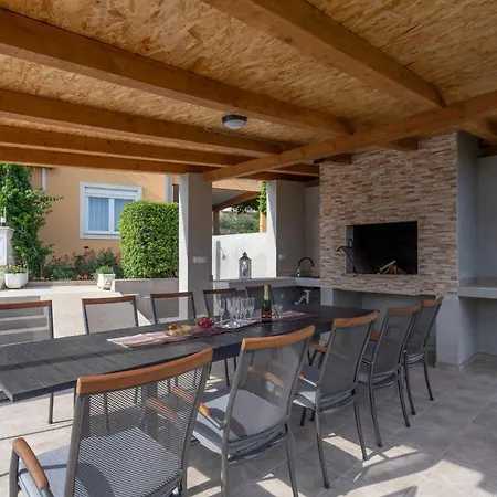 Mary - Spacious With Private Pool And Garden Apartment *