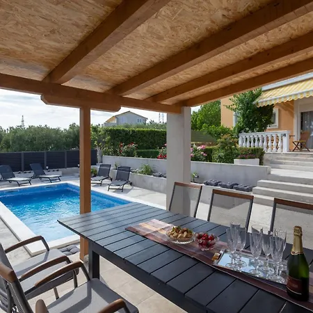 Mary - Spacious With Private Pool And Garden *