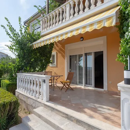 Mary - Spacious With Private Pool And Garden *