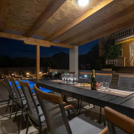 Mary - Spacious With Private Pool And Garden