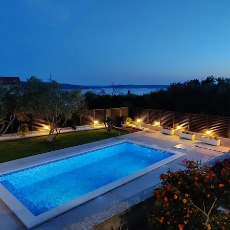 Mary - Spacious With Private Pool And Garden Kastela