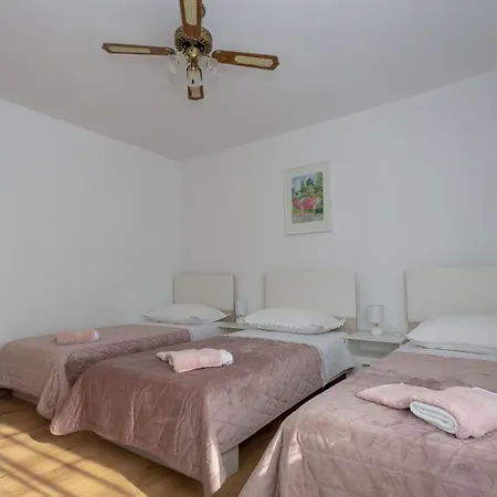 Apartman Mary - Spacious With Private Pool And Garden Kastela